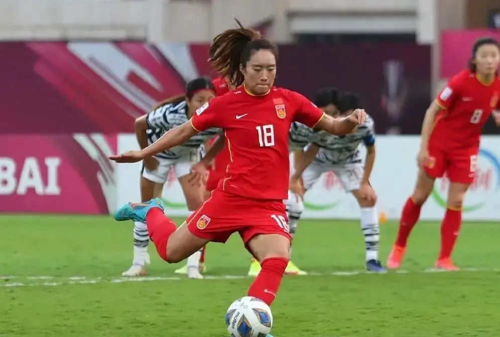 女足赛场上的精彩表现引发观众热情 女足赛场上的精彩表现引发观众热情