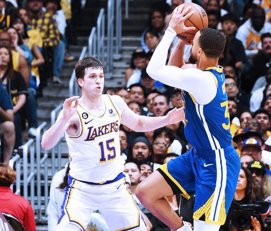 猛龙队新秀在比赛中表现抢眼 猛龙队新秀在比赛中表现抢眼