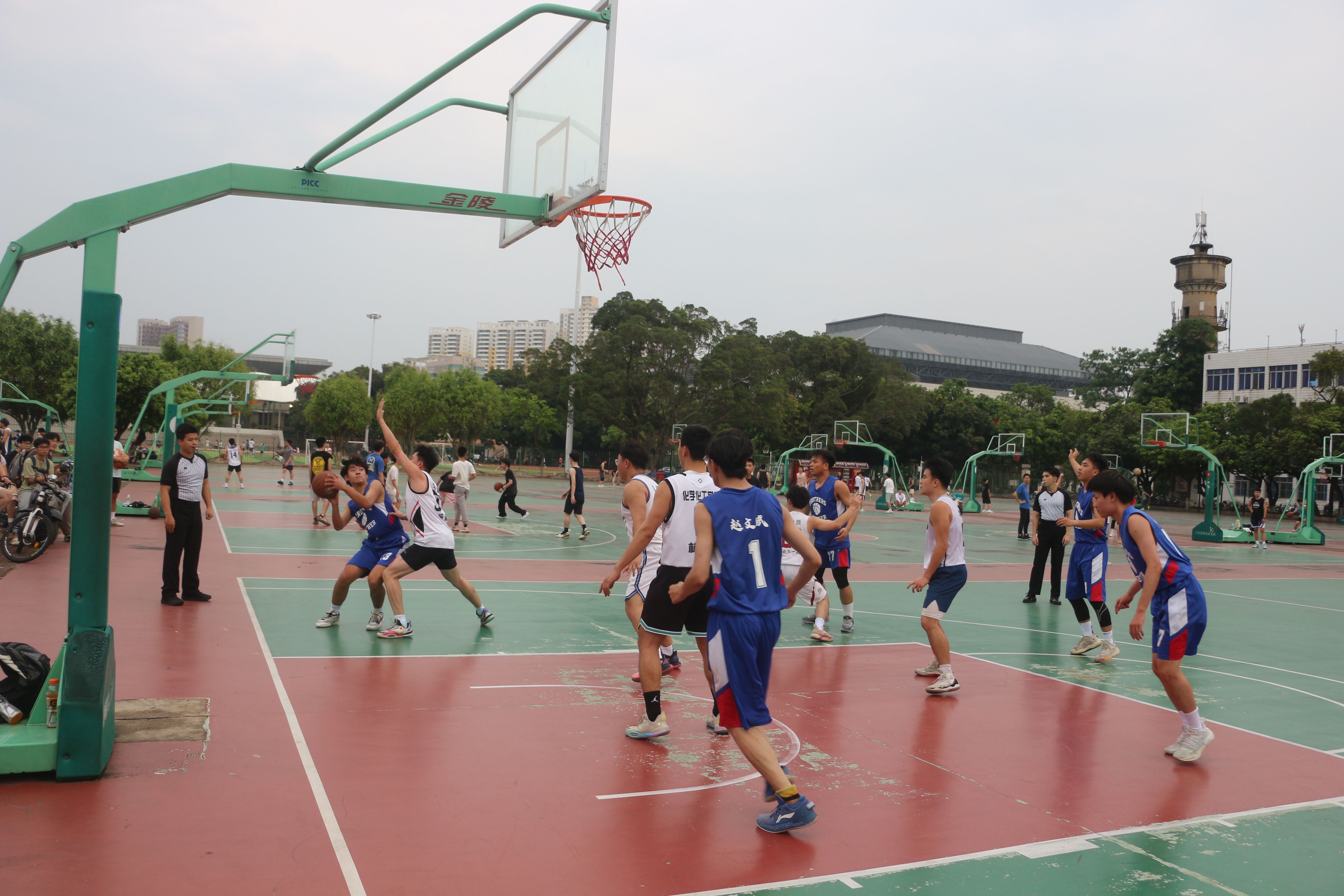 职业篮球比赛升温,观众热情高涨的简单介绍 职业篮球比赛升温,观众热情高涨的简单介绍