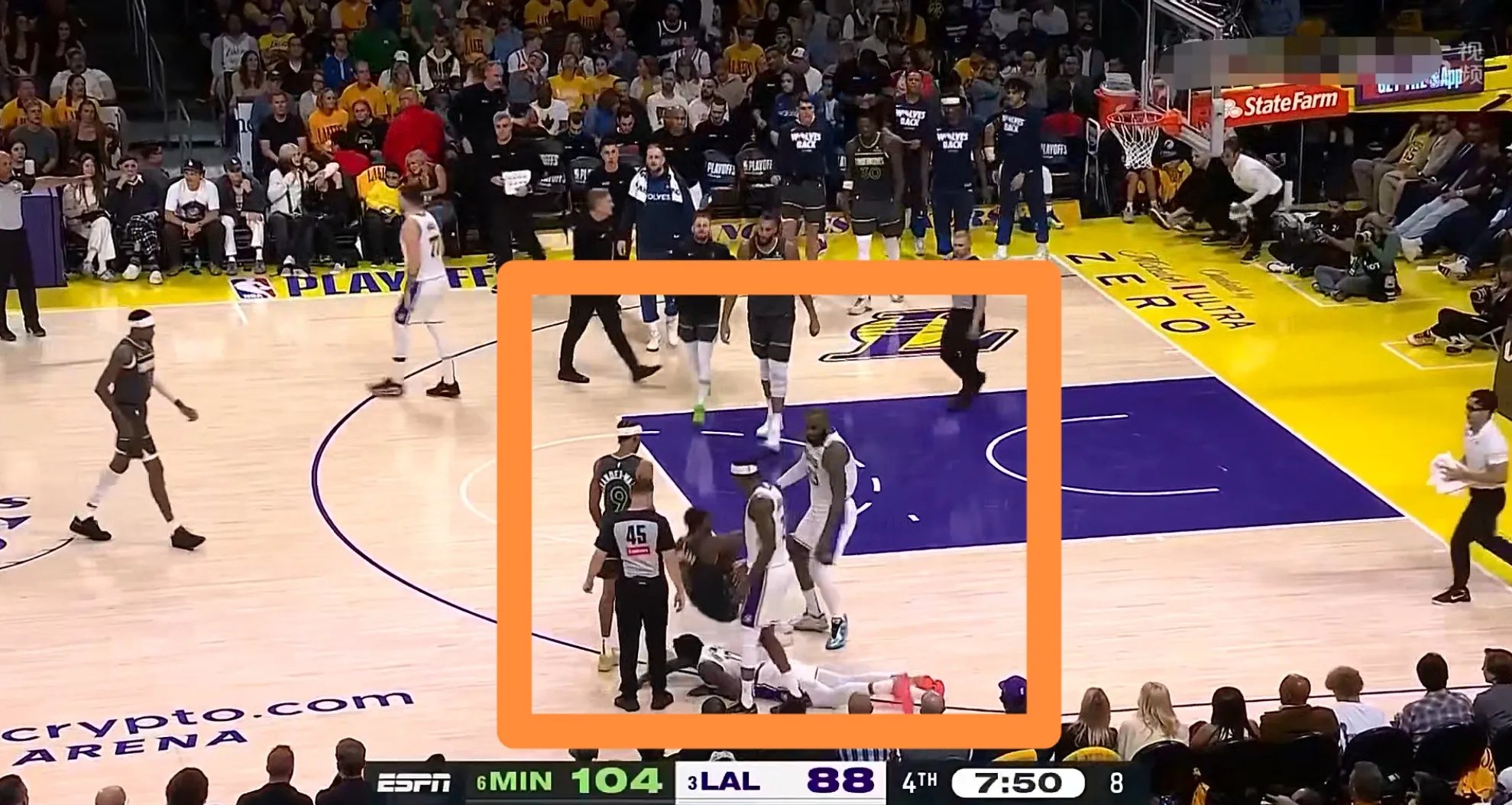 九游体育网页版登录入口-篮球场上一幕奇观，球员运球时突然失误滑倒的简单介绍