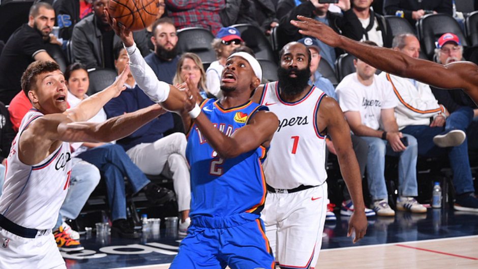 篮球场上一幕奇观,球员运球时突然失误滑倒的简单介绍 篮球场上一幕奇观,球员运球时突然失误滑倒的简单介绍