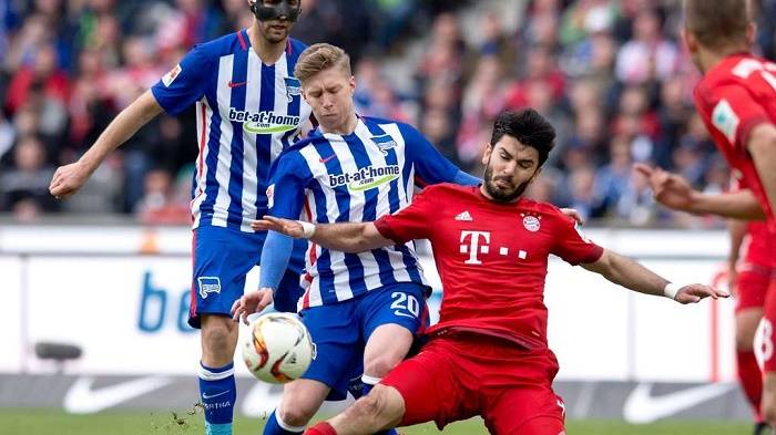 九游体育官网-柏林赫塔球员庆祝进球，庆祝热情高涨的简单介绍