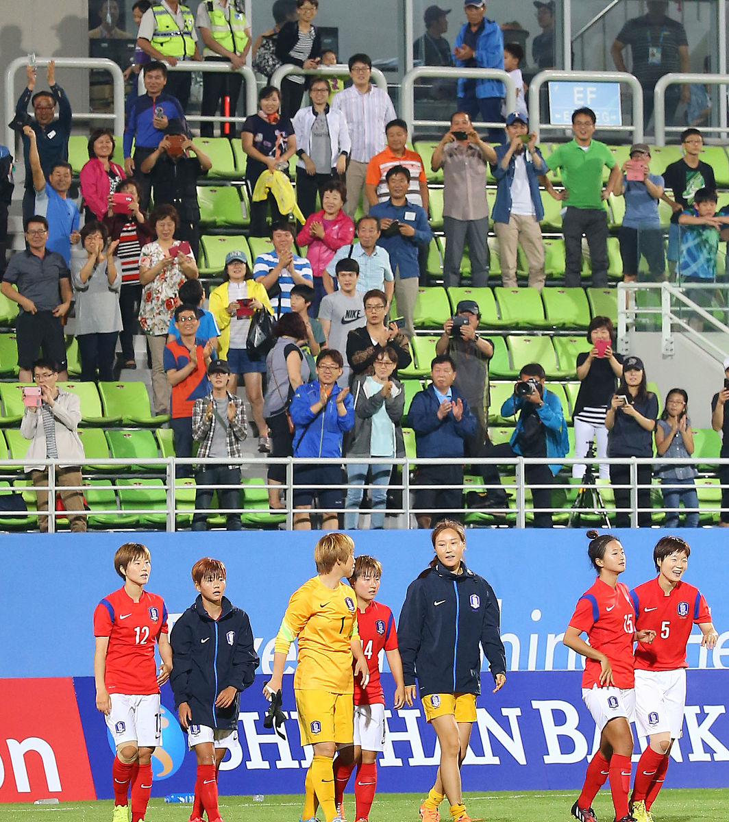 韩国体育选手接连取得足球比赛胜利
