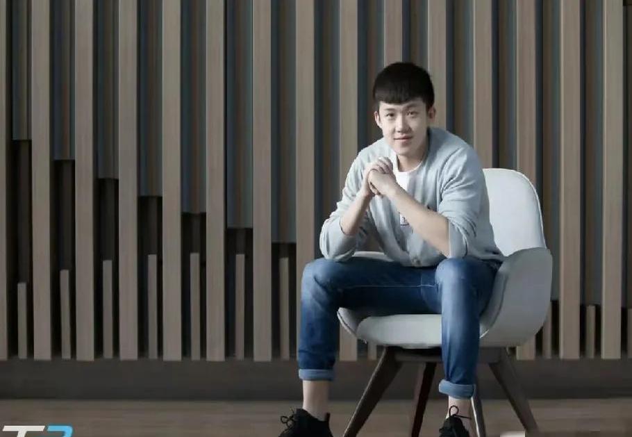 九游体育官网-年轻球员青涩表现，球场气氛活跃