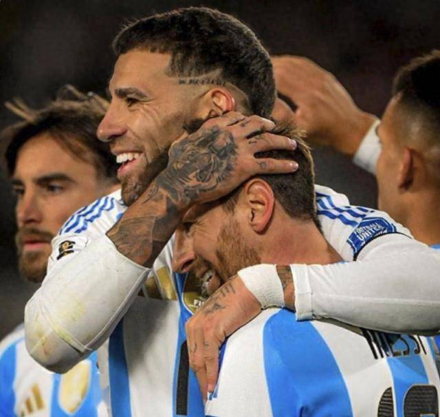 阿根廷国脚锋线梅开二度:队内抱团庆祝的简单介绍 阿根廷国脚锋线梅开二度:队内抱团庆祝的简单介绍